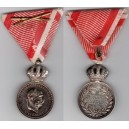 Ag-Vojenská záslužná medaila SIGNVM LAVDIS so stuhou s mečmi, pr. 31 mm